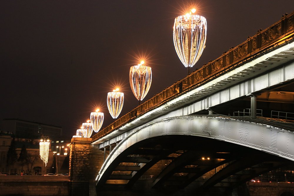 Освещение мостов. Украшение моста. Светящийся мост в Москве. Красивые иллюминации мостов. Подсветка автомобильного моста.