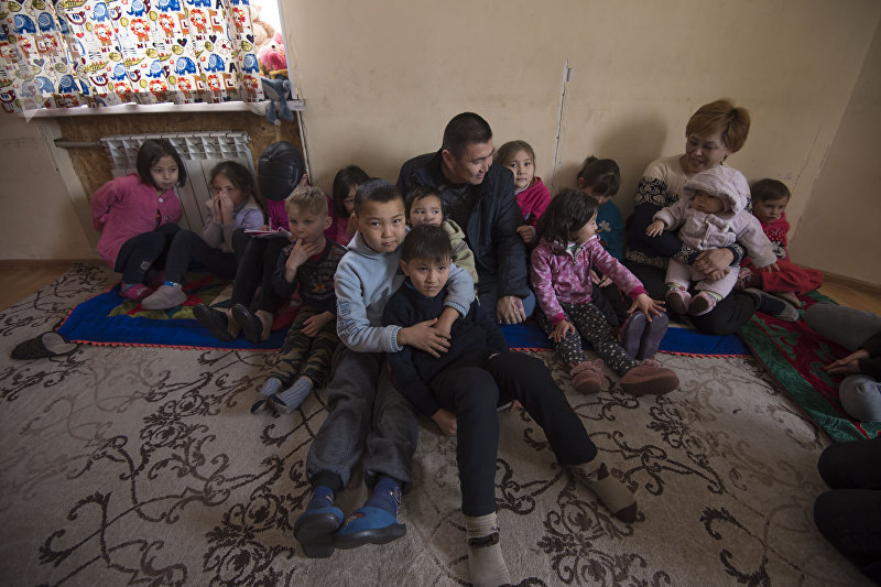 Житель села Маловодное Сокулуксого района Иса Омуракунов со своими детьми