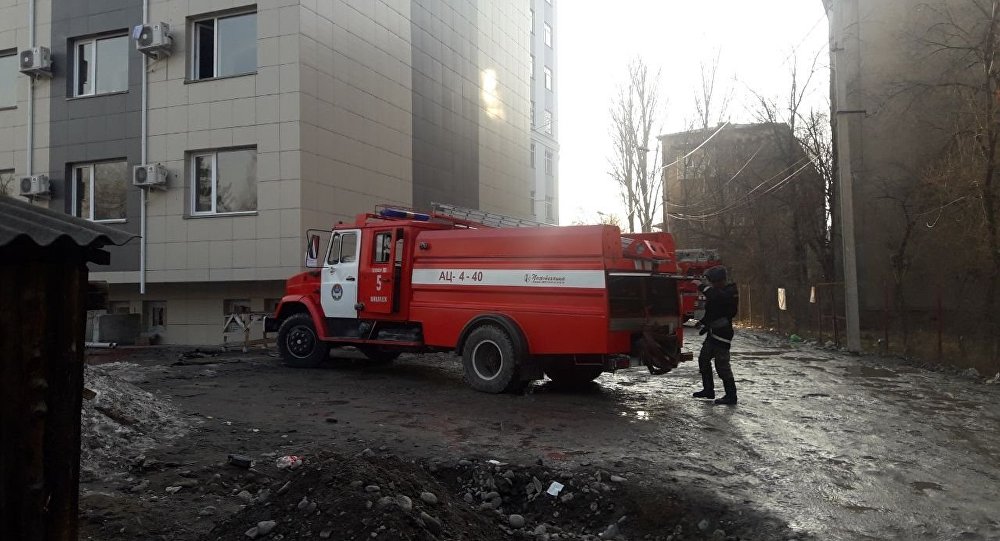 Пожарная машина около жилого дома на пересечении улиц Туголбая Ата и Гоголя в Бишкеке где было возгорание