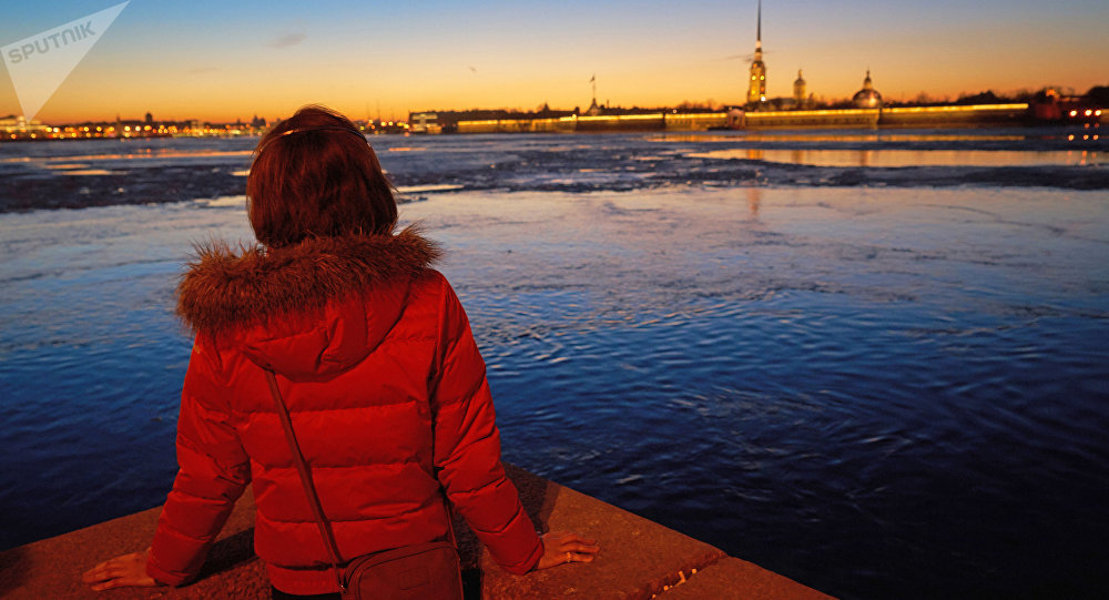 Девушка на набережной реки Невы в Санкт-Петербурге. Архивное фото