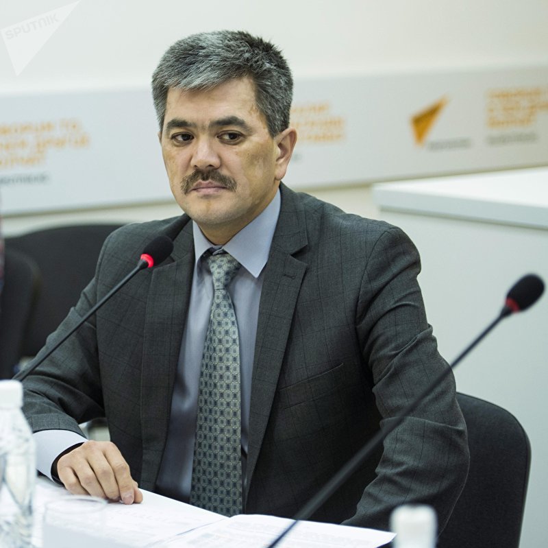 Директор Фонда обязательного медицинского страхования Марат Калиев на круглом столе в информагентстве Sputnik Кыргызстан