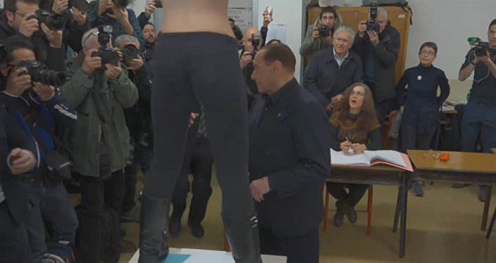 Полуголая девушка выскочила перед Берлускони во время голосования — видео