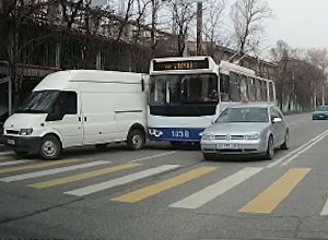 Троллейбус задел бус, а тот сбил пешехода в Бишкеке, — видео