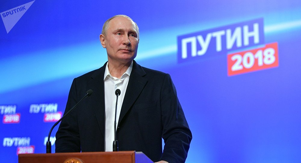 Кандидат в президенты РФ, действующий президент РФ Владимир Путин отвечает на вопросы журналистов во время посещения своего предвыборного штаба.