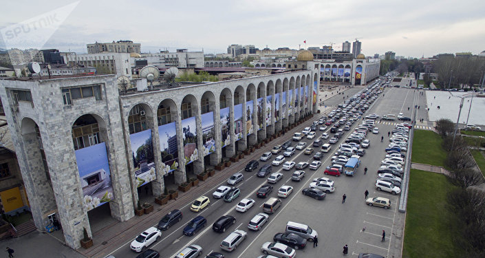 Автомобильный затор на площади Ала-Тоо в центре Бишкека. Архивное фото