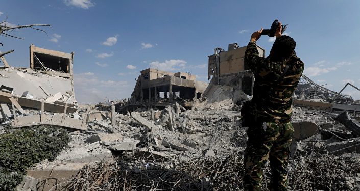 Сирийский военнослужащий снимает на видео разрушения в Дамаске после воздушных ударов США