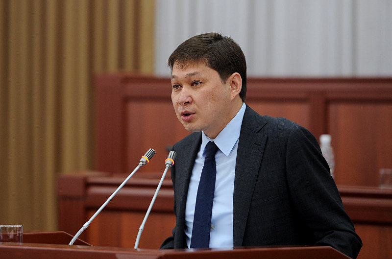Премьер-министр КР Сапар Исаков во время отчета правительства перед парламентской оппозицией