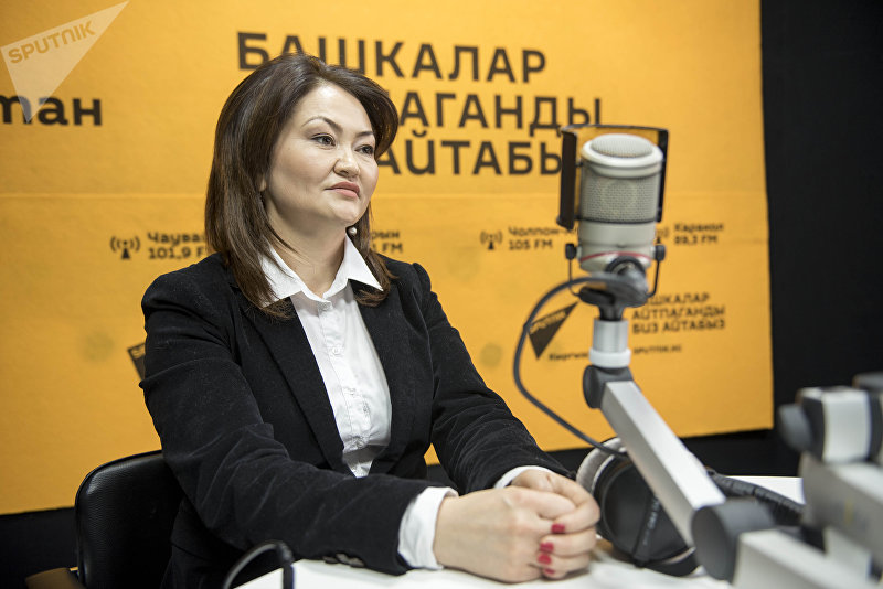 Директор общественного фонда Лига защитников прав ребенка Назгуль Турдубекова во время беседы на радио Sputnik Кыргызстан