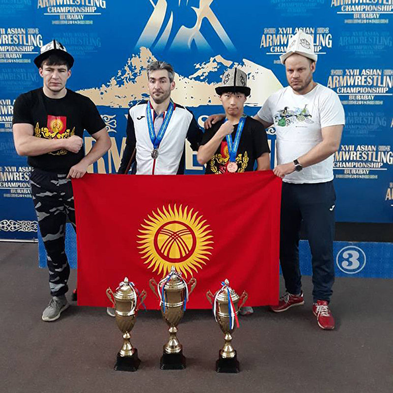 17-летний бишкекчанин Канат Абдыжапаров, страдающий детским церебральным параличом, занял третье место на Чемпионате Азии по армреслингу