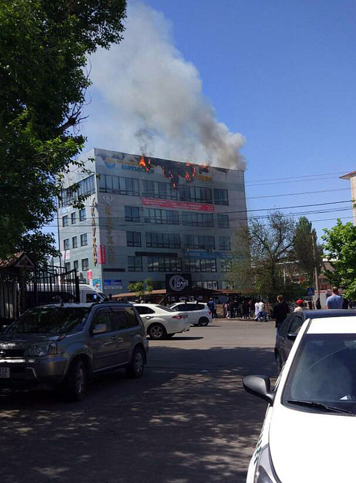 В Бишкеке горит бизнес-центр Каухар на Орто-Сайском рынке