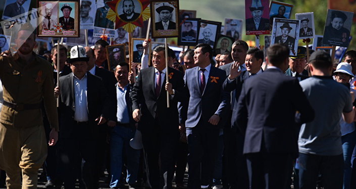 Президент Кыргызстана Сооронбай Жээнбеков на шествии Бессмертный полк в Бишкеке. Архивное фото