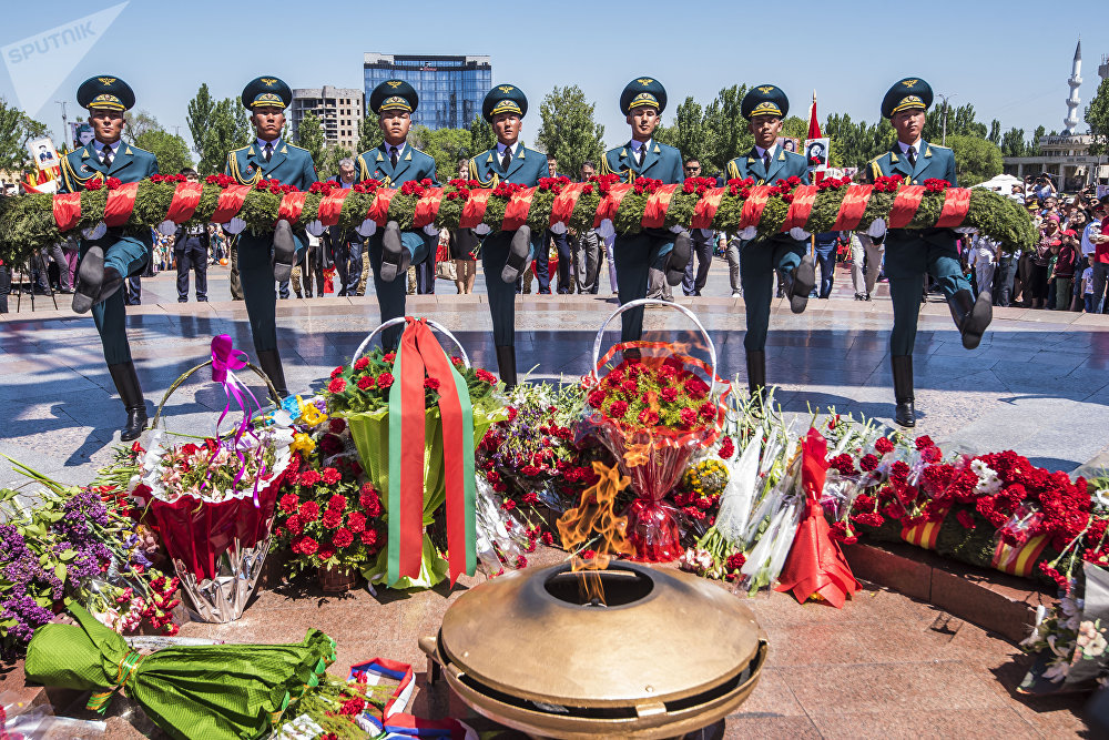 Парад в бишкеке. Вечный огонь Бишкек. Памятник Победы в Бишкеке. День Победы Бишкек. 9 Май Кыргызстан.