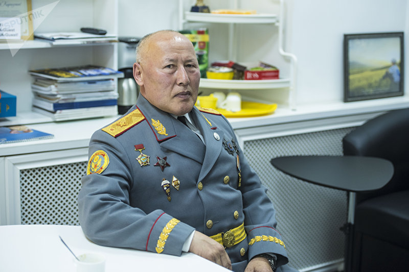 Экс-начальник Генерального штаба Вооруженных сил Кыргызской Республики Асанбек Алымкожоев во время беседы