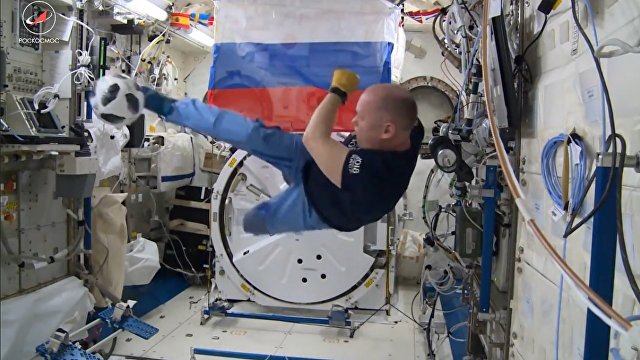 Космонавттар космосто футбол ойногон видеосу