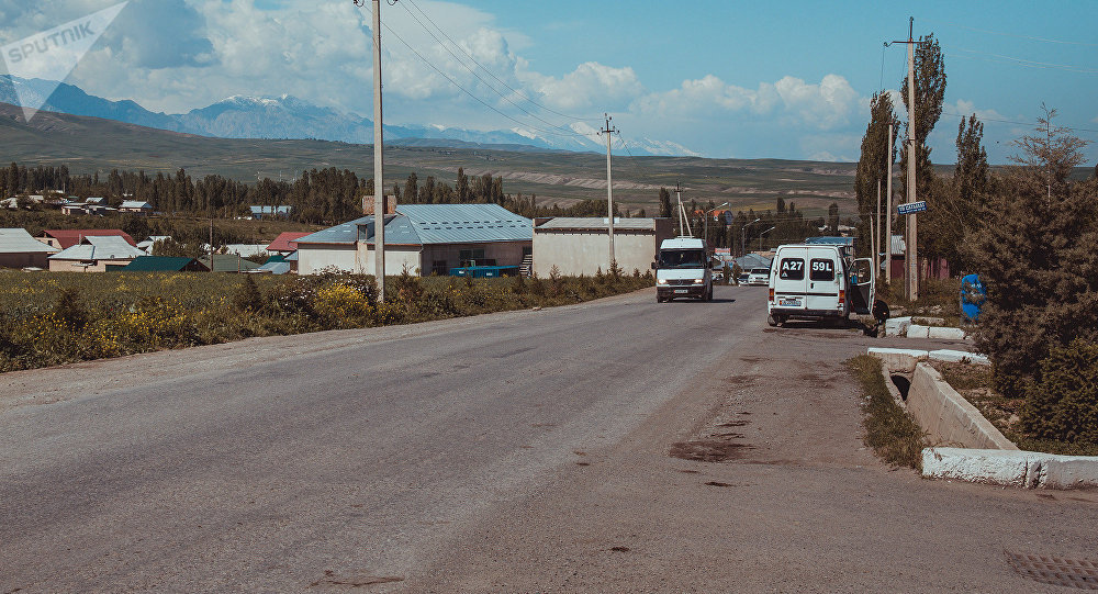 Микроавтобус опрокинулся в селе под Бишкеком — видео