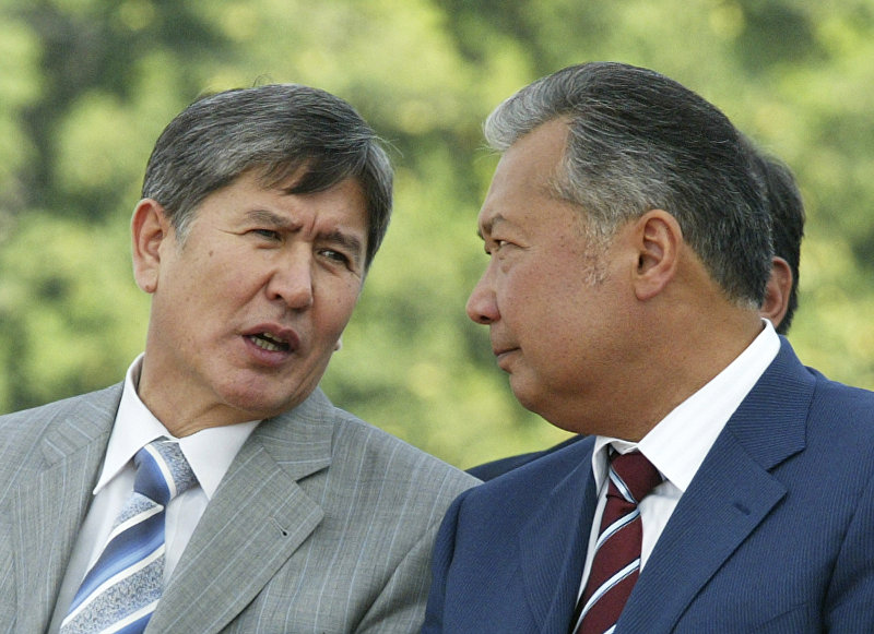 Президент Кыргызстана Курманбек Бакиев и премьер-министр Алмазбек Атамбаев на концерте в честь дня независимости КР. 31 августа 2007 года