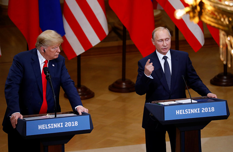 Президент РФ Владимир Путин и президент США Дональд Трамп (слева) на совместной пресс-конференции по итогам встречи в Хельсинки. 16 июля 2018 года