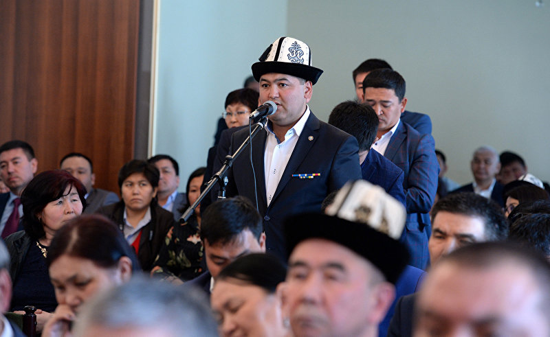 Вице-президент общественного объединения Кыргыз биримдиги Улан Кошматов во время встречи с соотечественниками