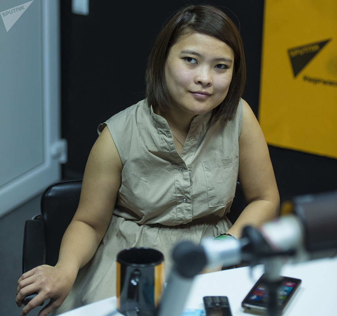 25-летняя Айпери Аралбаева, страдающая ДЦП во время интервью на радиостудии Sputnik Кыргызстан