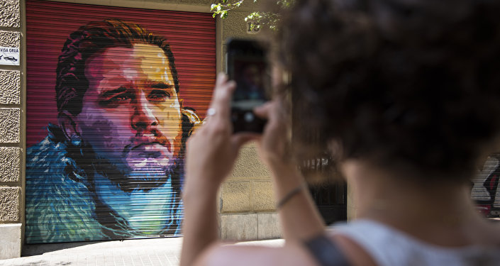 Женщина снимает на мобильный телефон с граффити уличного художника. Архивное фото