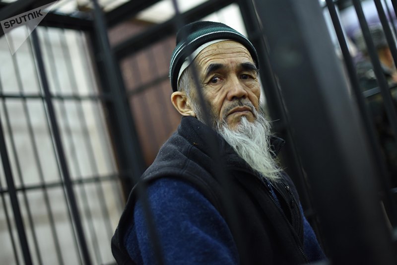 Обвиняемый в разжигании межэтнического конфликта на юге Кыргызстана в 2010 году Азимжан Аскаров в Чуйском областном суде