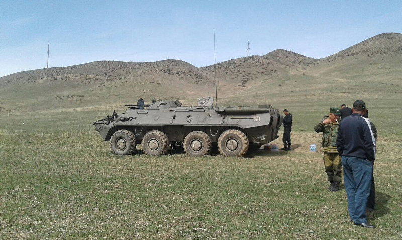 Пограничники Кыргызстана на границе с Узбекистаном в местности Могол Ала-Букинского района Джалал-Абадской области
