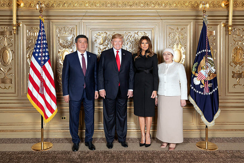 Президент Кыргызской Республики Сооронбай Жээнбеков, президент США Дональд Трамп с супругой Меланьей Трамп и первая леди КР Айгуль Токоева