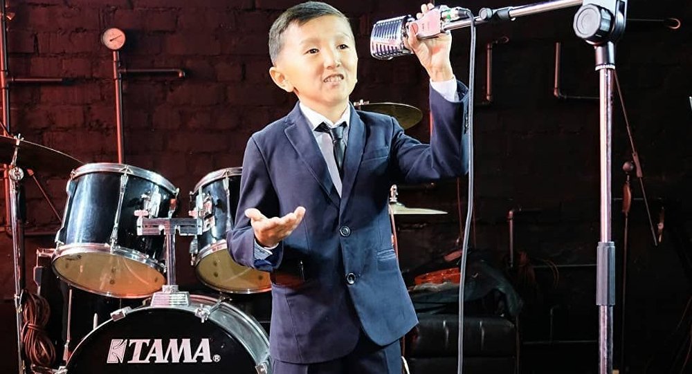 Кыргызстанского стендап-комика приняли в шоу "Открытый микрофон" на ТНТ. Видео