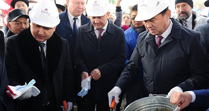 Премьер-министр Мухаммедкалый Абылгазиев Аламүдүн районунда 35 миң адамды жумуш менен камсыздайт деген Silk Way индустриалдык-логистикалык паркынын курулушуна капсула салды