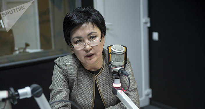 Министр образования и науки Кыргызстана Гульмира Кудайбердиева во время интервью
