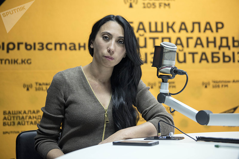 Продюсер, автор шоу Келин Хадича Харсанова во время интервью на радиостудии Sputnik Кыргызстан