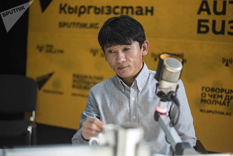 Предприниматель с ОВЗ Мирбек Мураталиев во время беседы на радио