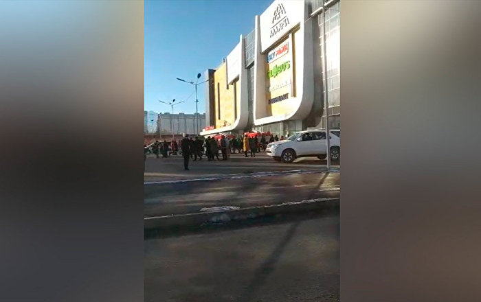Бишкектеги соода борборлордун биринен түтүн чыкты. Видео