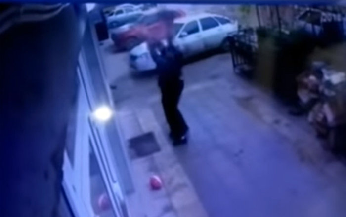 Дагестанда 5-кабаттан кулаган кызды айдоочулар тосуп алды. Видео