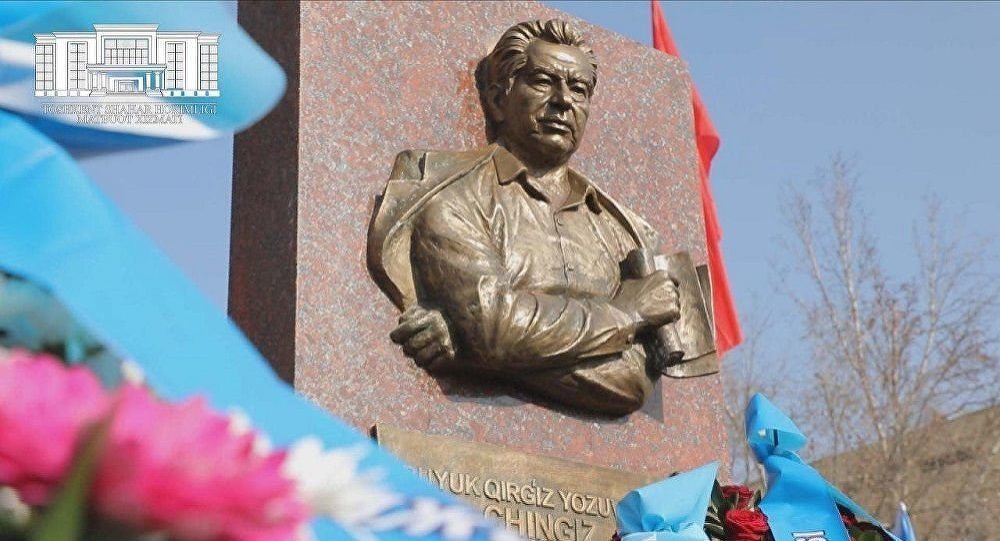 В Ташкенте установили барельеф Чингиза Айтматова на одноименной улице. Фото