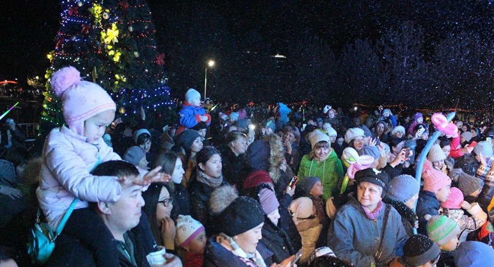 На Южных воротах в Бишкеке зажгли новогоднюю елку.