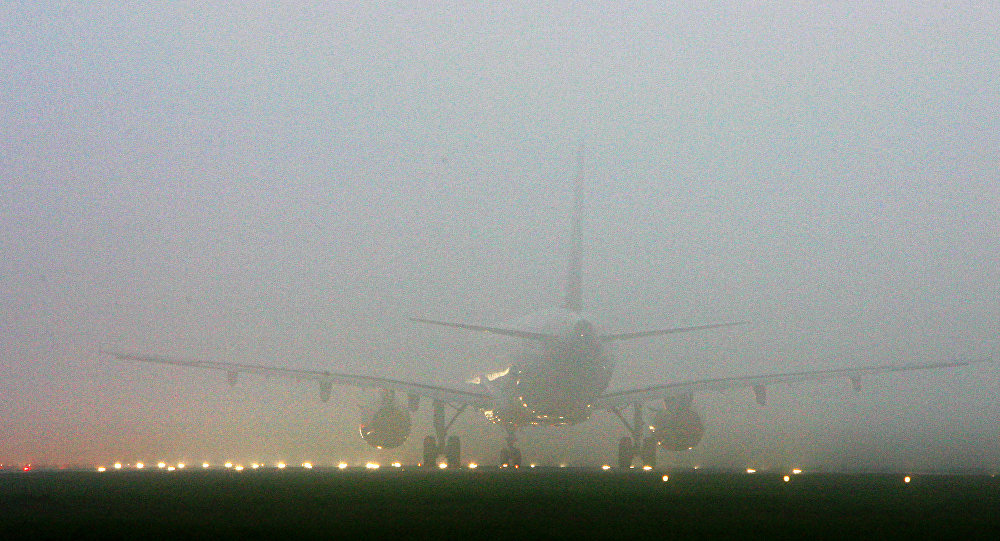 Самолет приземлился в "Манасе" при густом тумане. Пассажир возмущен