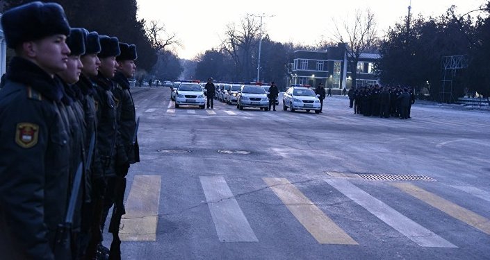 Гарнизонный развод милиции на Старой площади Бишкека