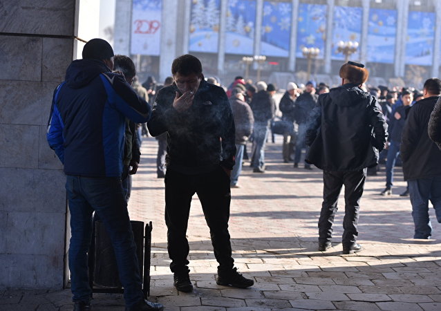 Участники митинга против незаконной миграции китайских граждан в Кыргызстан на площади Ала-Тоо в Бишкеке