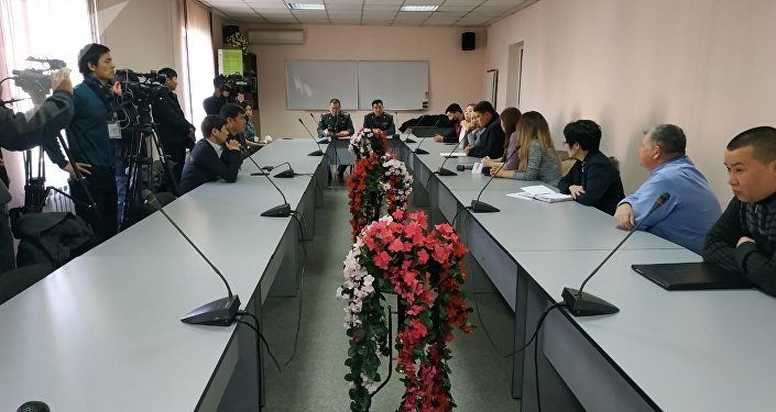 Примерно 25-30 журналистов пришли на акцию протеста к зданию ГУВД Бишкека