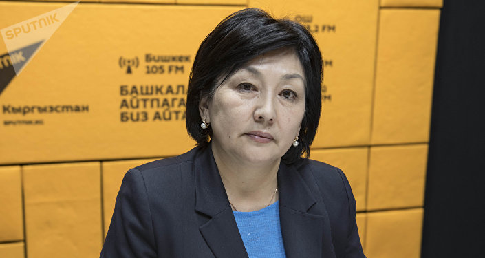 Директор кадамджайского филиала одного из коммерческих банков Кыргызстана Эльмира Кыпчакова во время беседы на радио