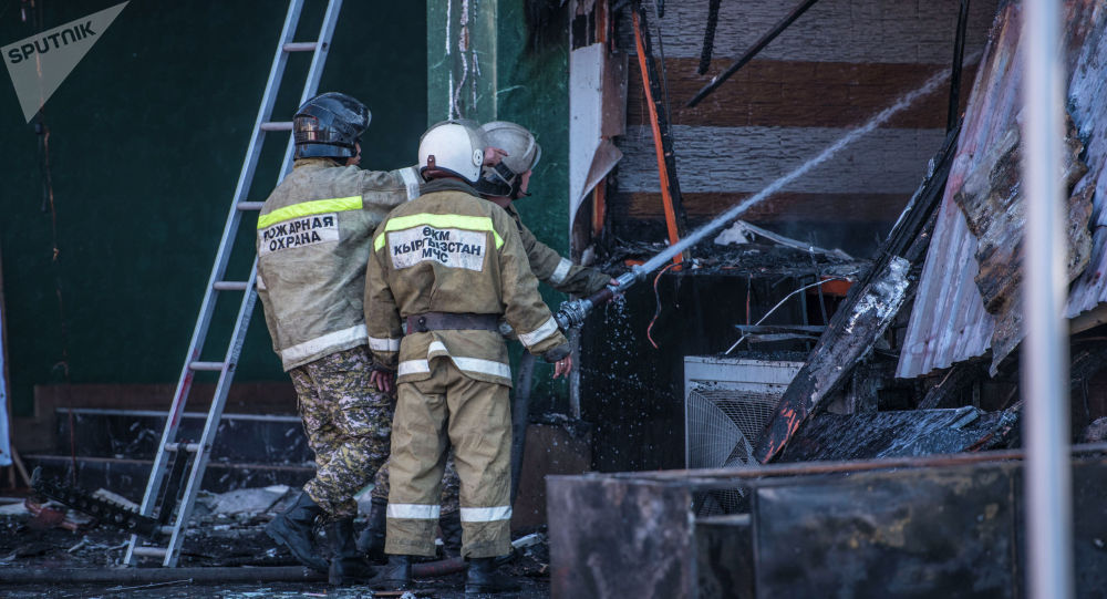 Во время пожара в Бишкеке погиб мужчина, трое пострадали — РУВД