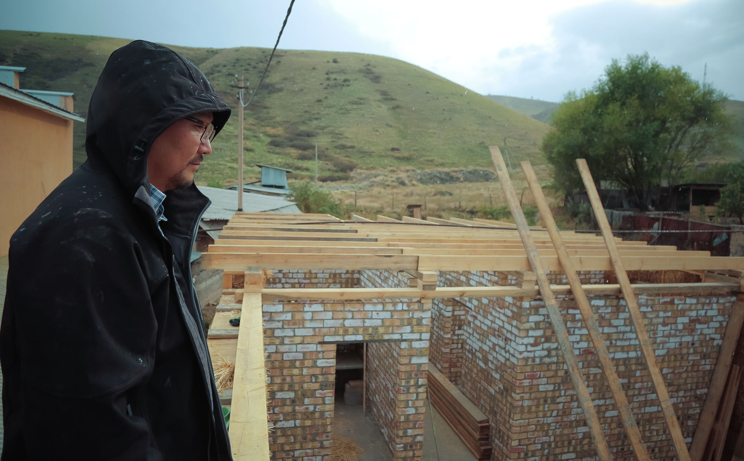 Предприниматель Айбек Шаршенбаев, который занимается строительством экологически чистых домов из соломы