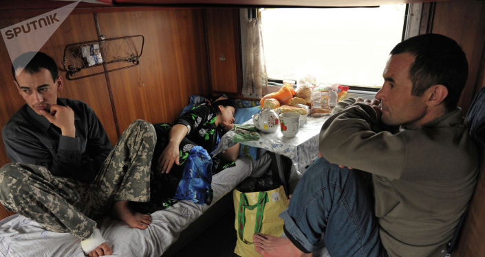 Таджикские трудовые мигранты возвращаются из России домой.