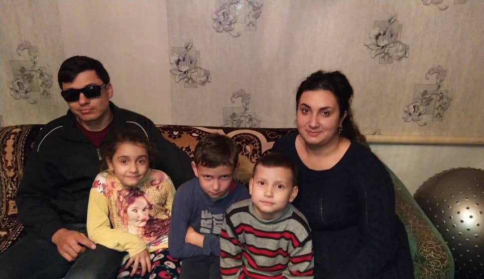 Незрячий Александр Аметов с семьей