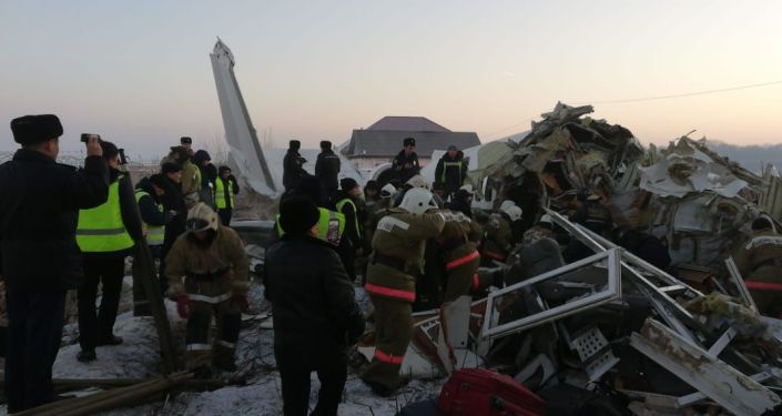 Сотрудники МЧС РК на месте крушения пассажирского самолета авиакомпании Бек Эйр, следовавший рейсом Алматы — Нур-Султан.