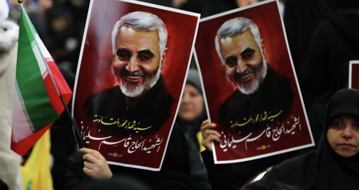 Сторонники движения шиитской Хизбаллы держат плакаты убитого иранского генерал-майора Касема Сулеймани, когда лидер движения выступает с речью на экране в южной окраине столицы Ливана. Бейрут 5 января 2020 года