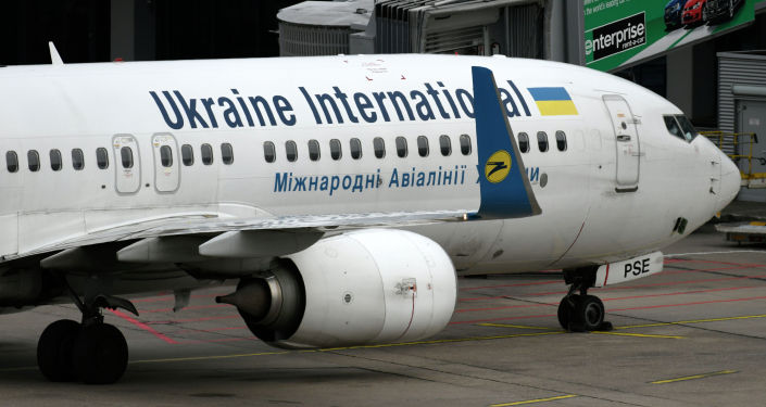 Самолет Boeing 737-800, принадлежащий международной авиакомпании Украина. Архивное фото
