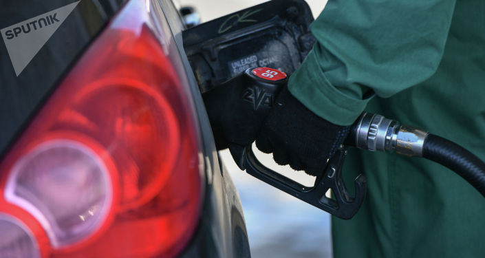 Заправка бензином автомобиля на АЗС. Архивное фото
