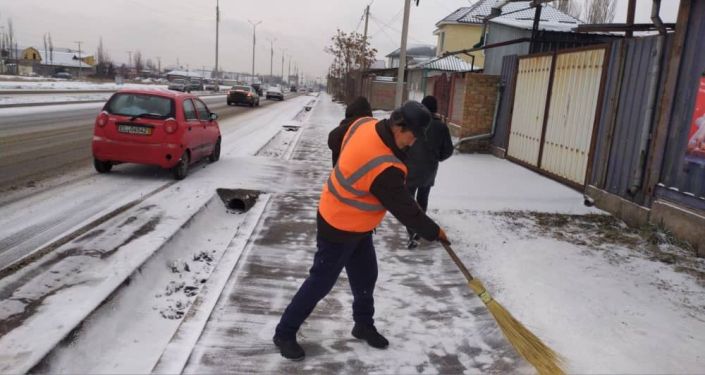 Сотрудники МП Тазалык во время очистки улиц и тротуаров Бишкека от снега